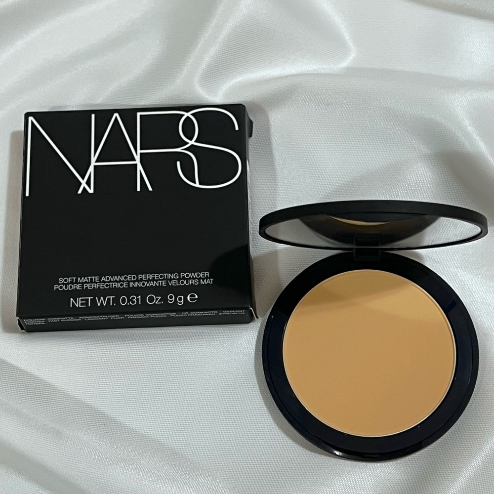 SOFT MATTE ADVANCED PERFECTING POWDER ( BAY) - Picture 2 of 5